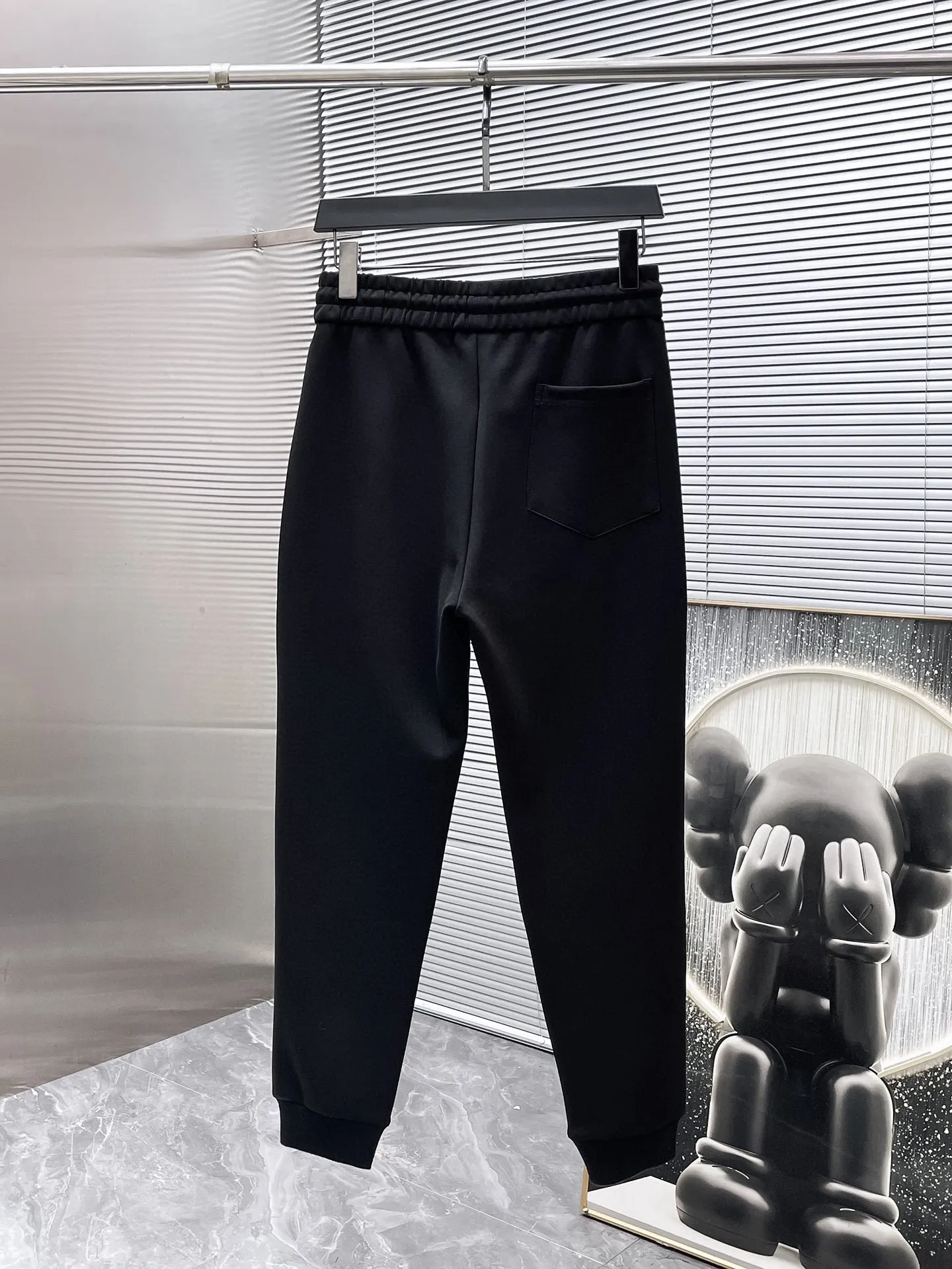 🅿️720 LV hot-selling suit is coming. Focus on the original version of the official website. 2025 new hot-selling cardigan suit. The original order is the best. 🇭🇰The meticulous work of top designers. It has a fitting and perfect upper body effect. All-natural high-quality Tencel Roman cotton 100%, close-fitting comfort, noble and elegant! Original hardware embodies elegance and nobility! Counter size: M-3XL (maximum wear up to 190 pounds)